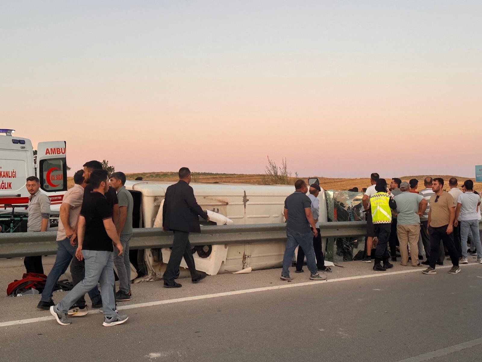 Afyonkarahisar’da minibüs ile otomobil çarpıştı: 10 yaralı