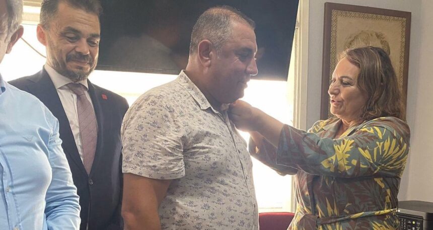 AKP’den istifa etti, CHP’ye geçti: Rozetini milletvekili taktı