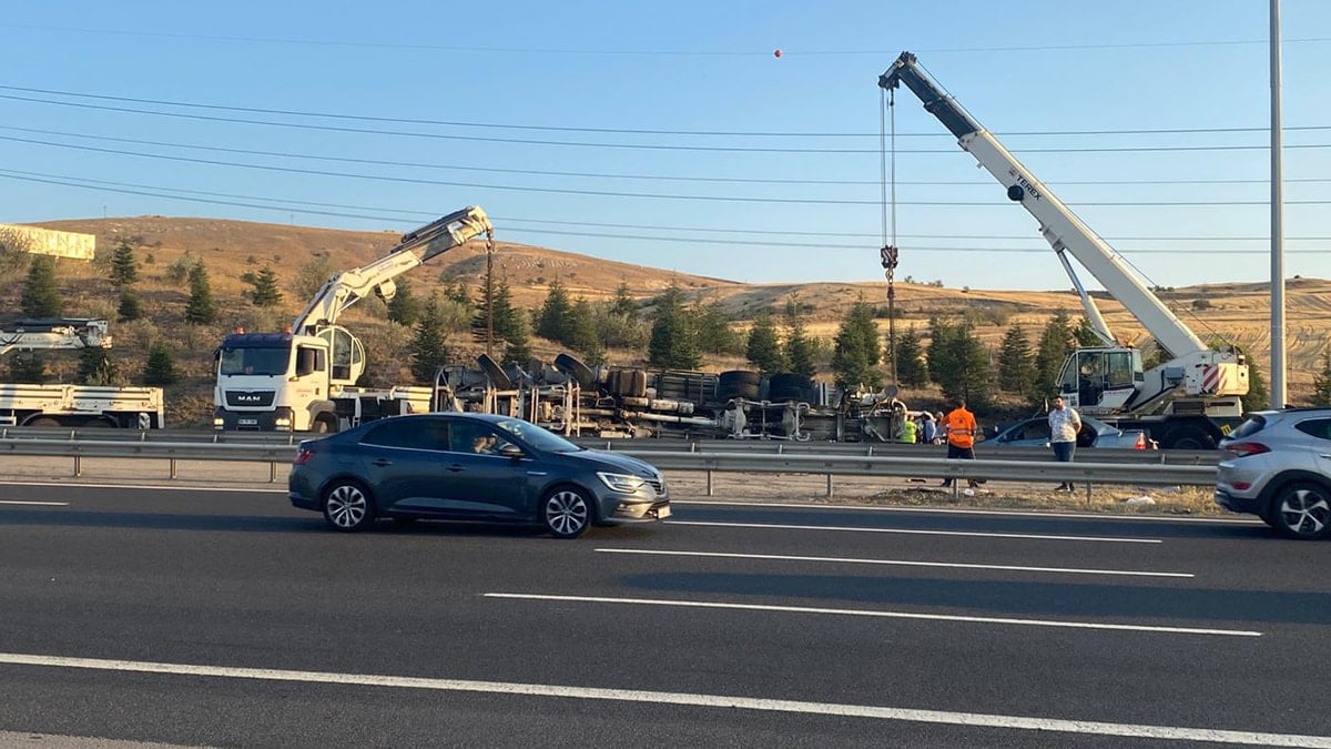 Ankara'da beton mikseri otomobilin üzerine devrildi; 6 yaralı
