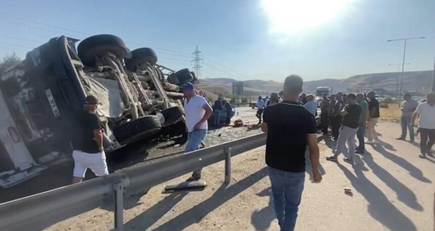 Ankara’da beton mikseri otomobilin üzerine devrildi; 6 yaralı