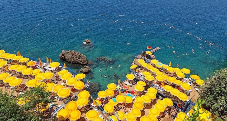 Antalya’nın mavi bayraklı falez plajları 200 bini aşkın ziyaretçiyi ağırladı