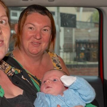 Arabanın arka koltuğunda anneanne oldu