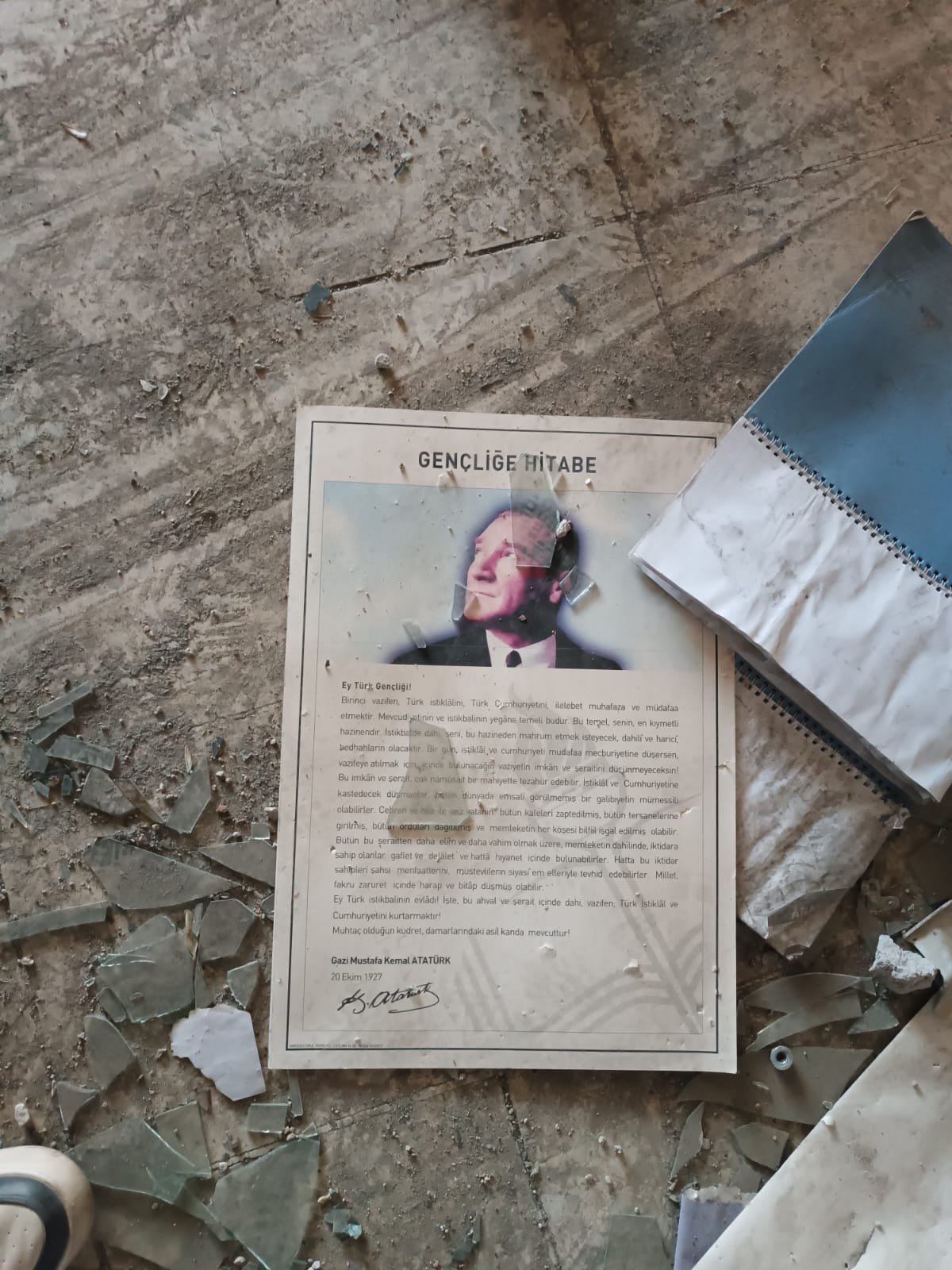Atatürk posterleri yere atıldı: Eğitim yuvası suç yuvasına döndü!