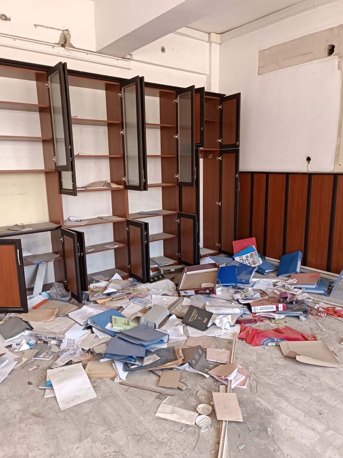 Atatürk posterleri yere atıldı: Eğitim yuvası suç yuvasına döndü!