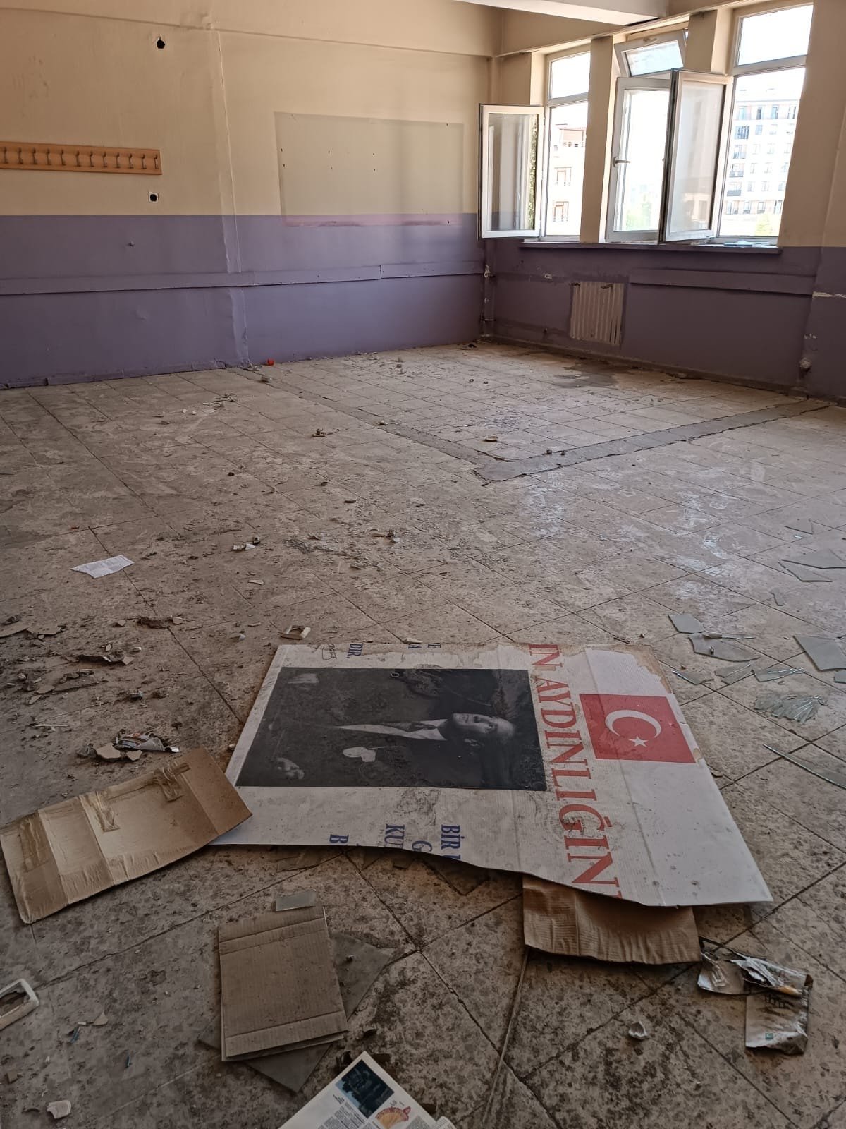 Atatürk posterleri yere atıldı: Eğitim yuvası suç yuvasına döndü!