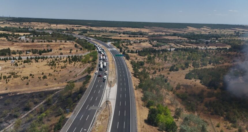 Avrupa Otoyolu trafiğe kapatıldı! Alevler ağaçlık alanı sardı