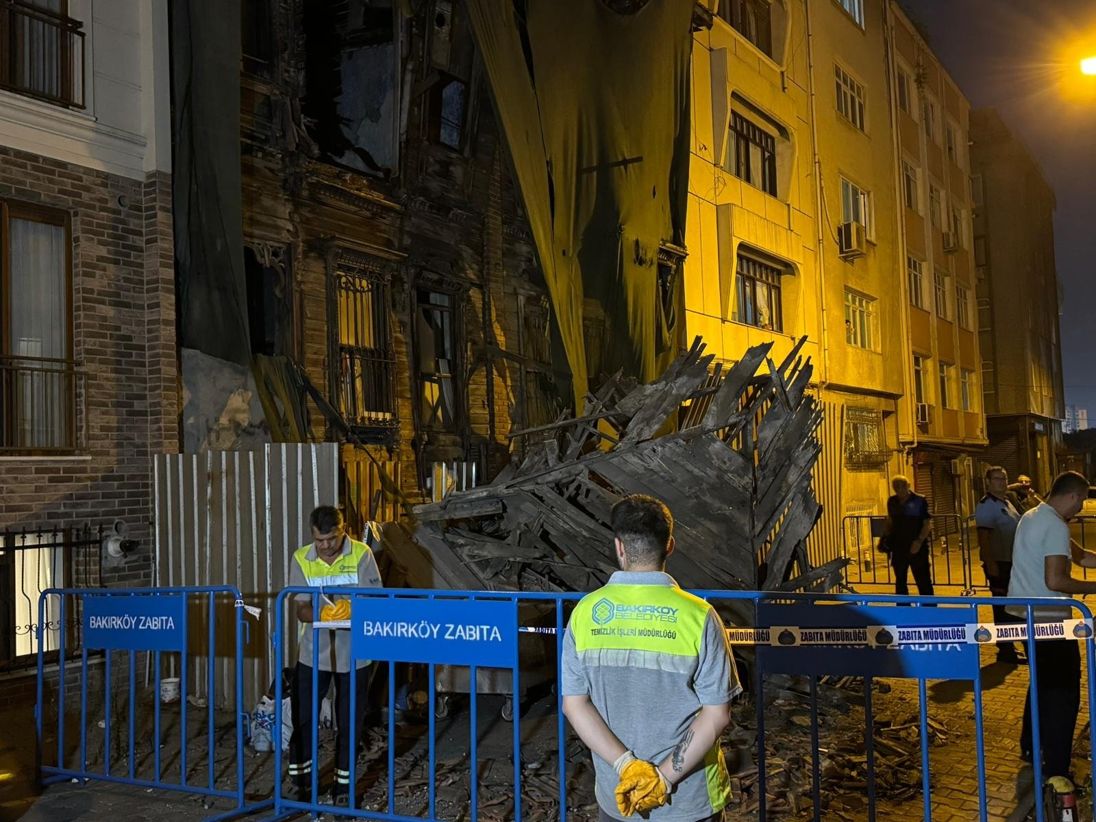 Bakırköy’de metruk binada kısmi çökme oldu