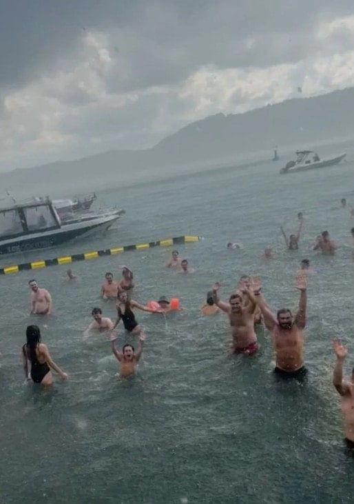 Bebek'te yağmur coşkusu denizde yaşandı
