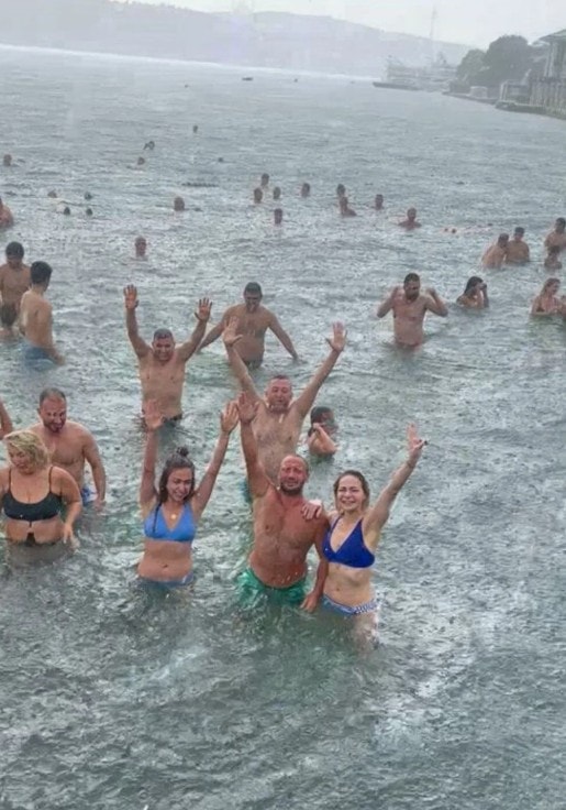 Bebek'te yağmur coşkusu denizde yaşandı
