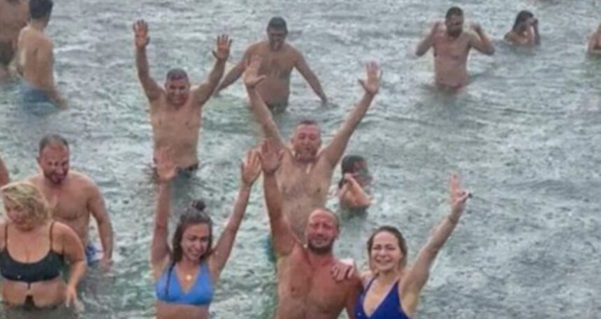 Bebek’te yağmur coşkusu denizde yaşandı