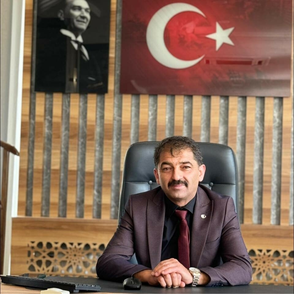 Belediye başkanı, taş döşemeyen zabıtaları sopayla darbetti
