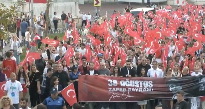 Beşiktaş’ta 30 Ağustos coşkusu: Yurttaşlar zafer için yürüdü