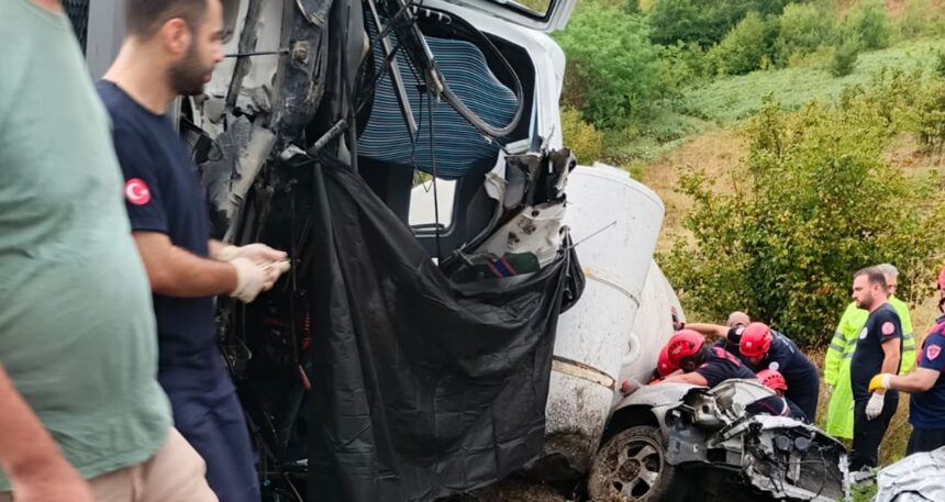 Beton mikseri, otomobilin üzerine devrildi; 1 ölü, 1 yaralı