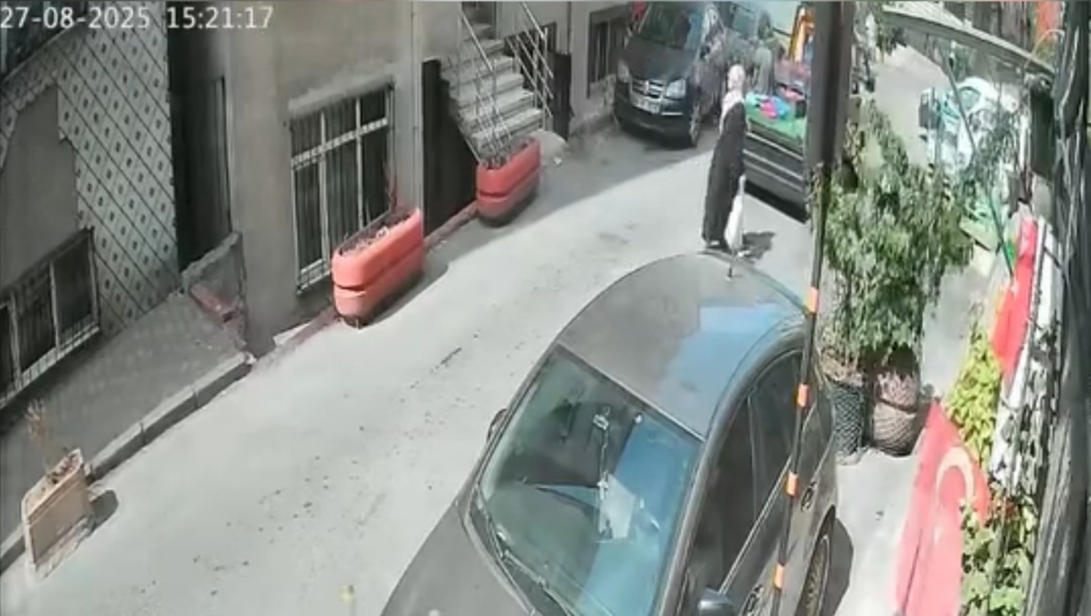 Beyoğlu karıştı: Seyyar satıcı tartıştığı müşterisine kamyonetle çarptı