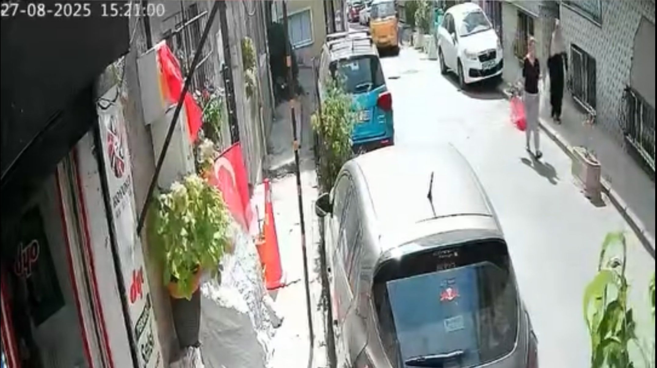 Beyoğlu karıştı: Seyyar satıcı tartıştığı müşterisine kamyonetle çarptı