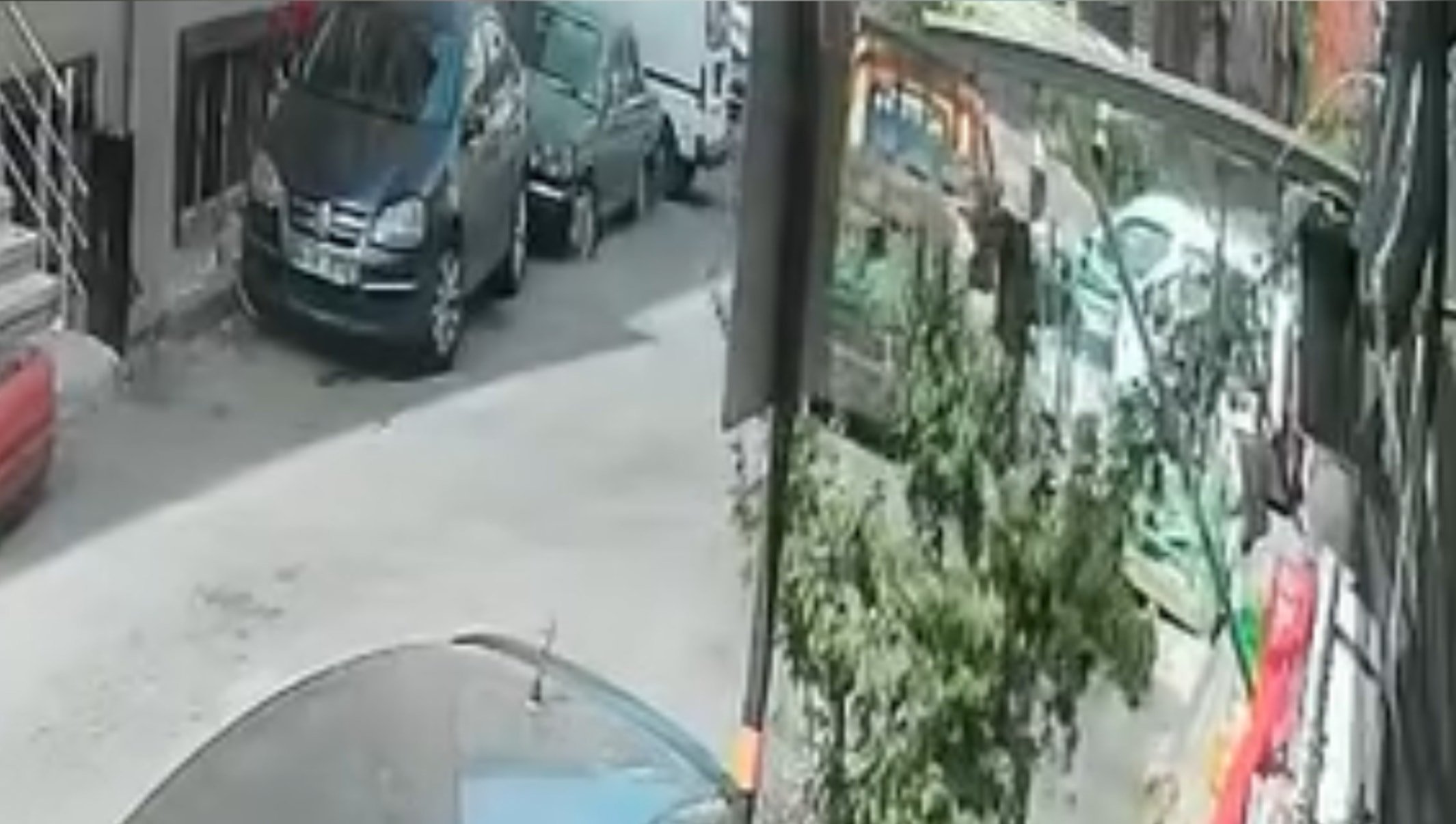 Beyoğlu karıştı: Seyyar satıcı tartıştığı müşterisine kamyonetle çarptı