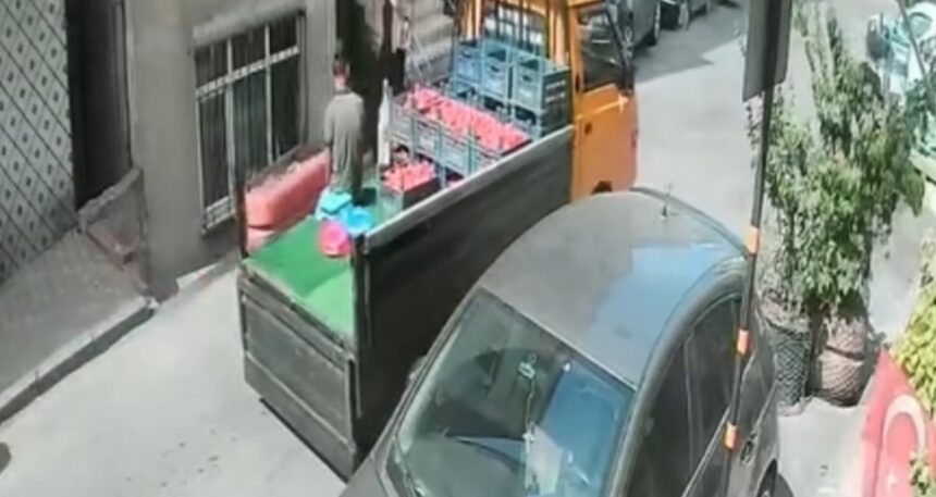 Beyoğlu karıştı: Seyyar satıcı tartıştığı müşterisine kamyonetle çarptı