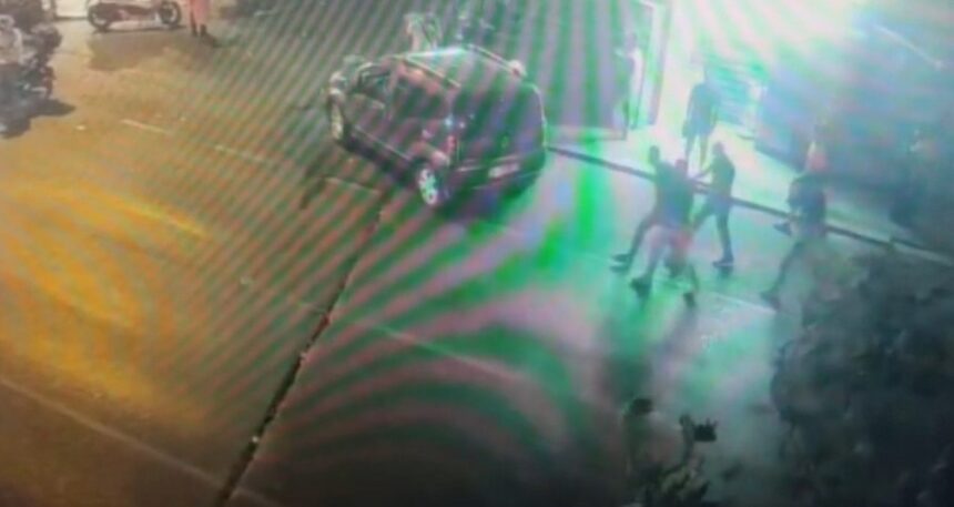 beyoglunda-dakikalarca-dovdu-sonra-gasp-etti-Ah9TXwDI.jpg Beyoğlu’nda dakikalarca dövdü sonra gasp etti