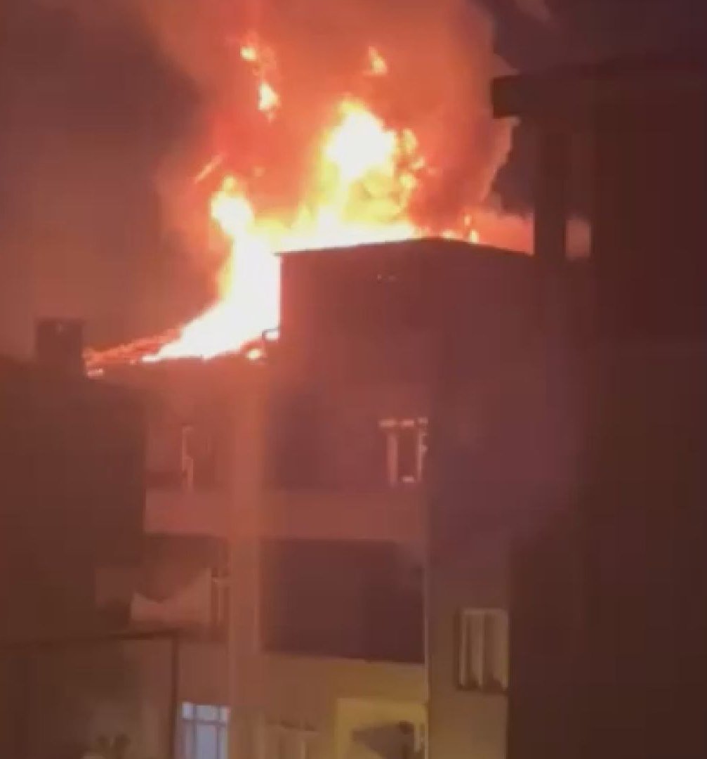 Beyoğlu'nda korkunç anlar! Yangın çıkan evde tüp patladı