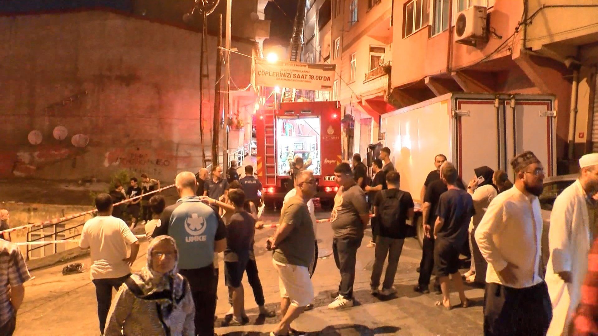 Beyoğlu'nda korkunç anlar! Yangın çıkan evde tüp patladı