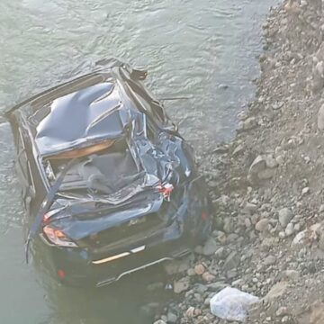 Bingöl’de otomobil Peri Çayı’na uçtu: 1’i ağır 2 yaralı