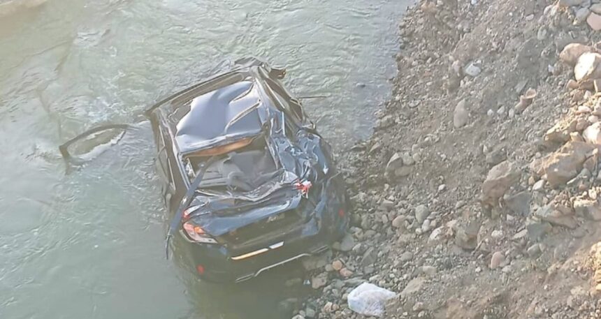 Bingöl’de otomobil Peri Çayı’na uçtu: 1’i ağır 2 yaralı