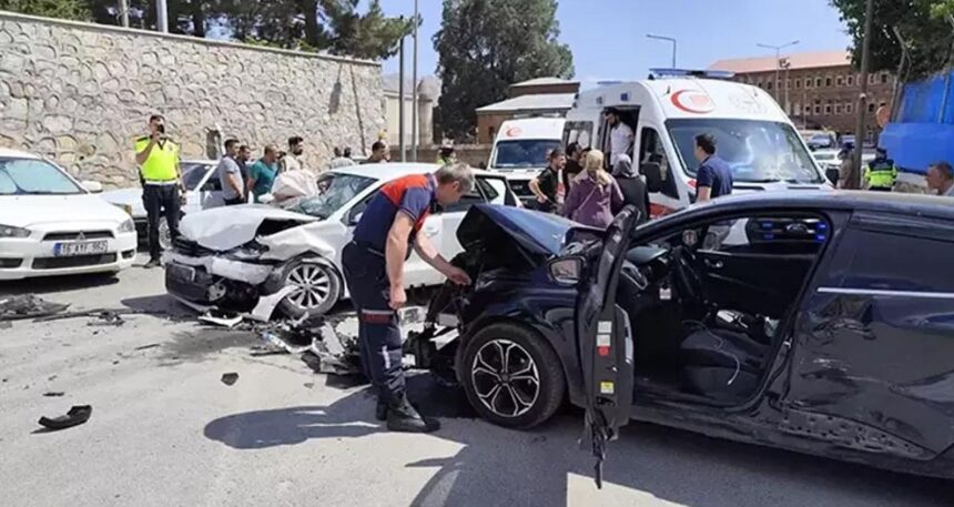 Bitlis’te kafa kafaya çarpışan otomobillerde 5’i çocuk 10 kişi yaralandı