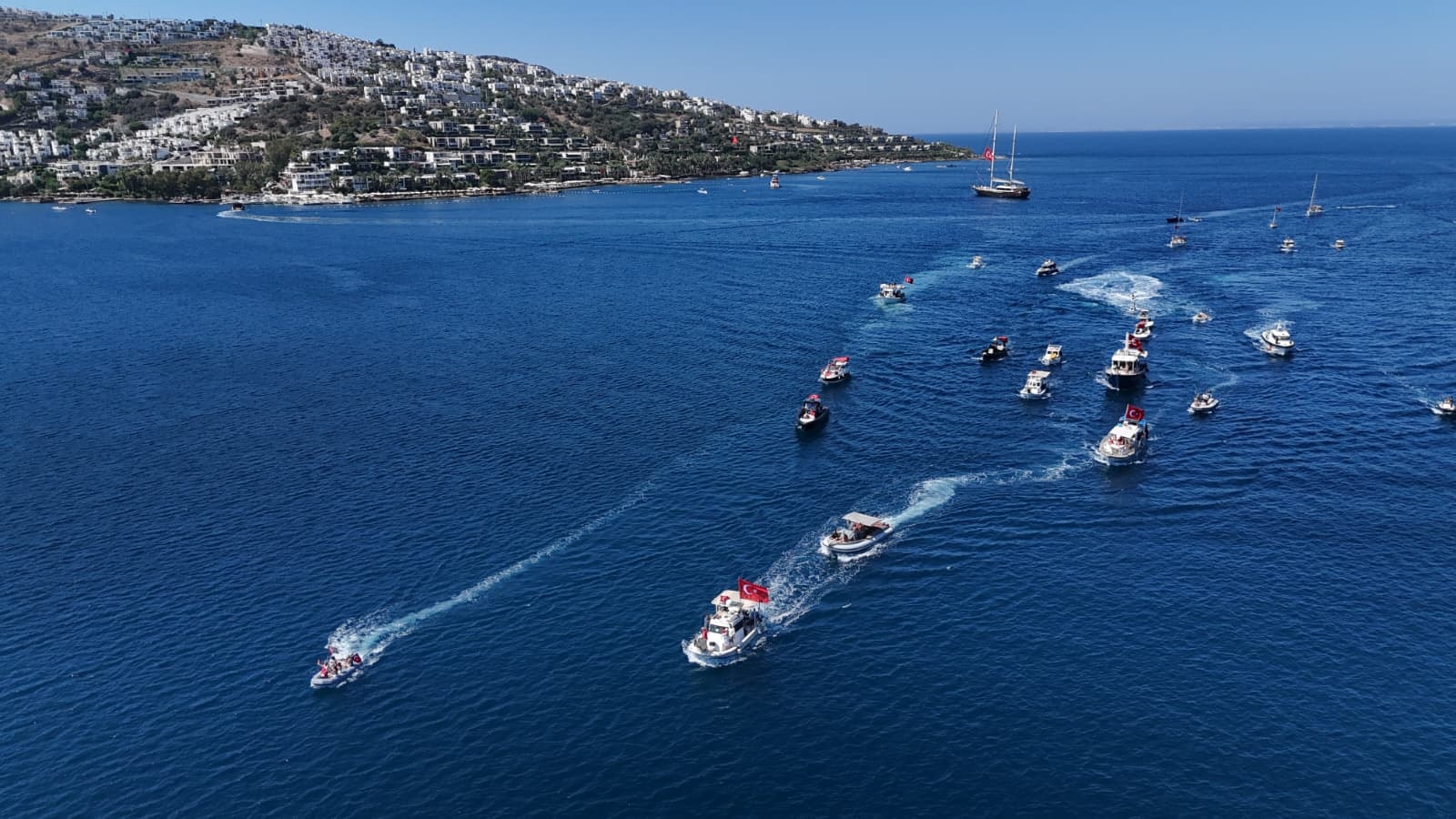 Bodrum koylarında teknelerle zafer turu attılar