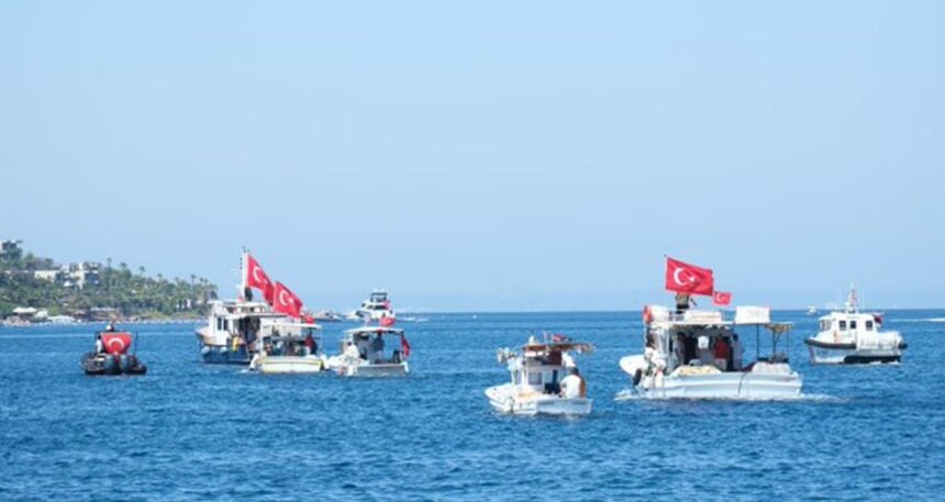 Bodrum koylarında teknelerle zafer turu attılar