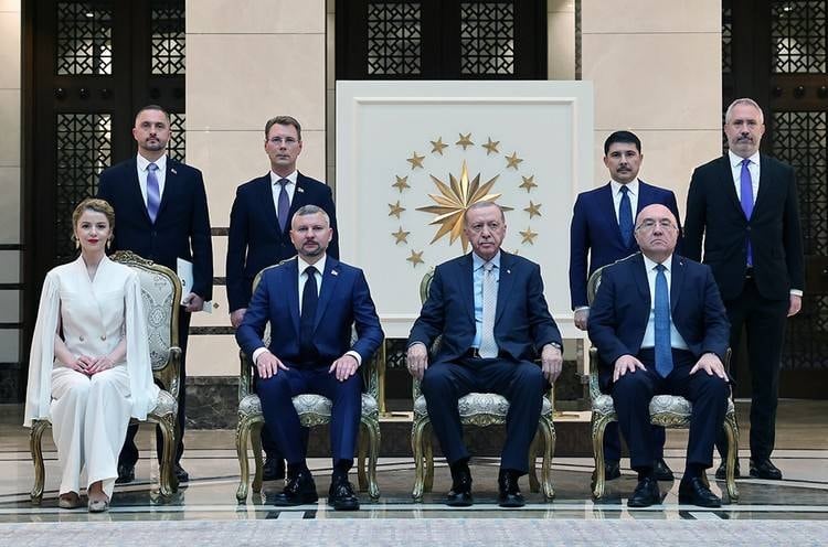 Büyükelçinin eşi Belarus basınına anlattı: Külliye için özel giysi diktirdi