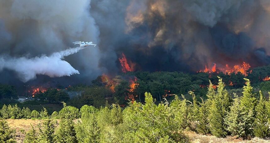 Çanakkale’de yangın büyüdü, boğaz, havalimanı ve kara yolu kapatıldı: Vatandaşlar deniz yoluyla tahliye ediliyor