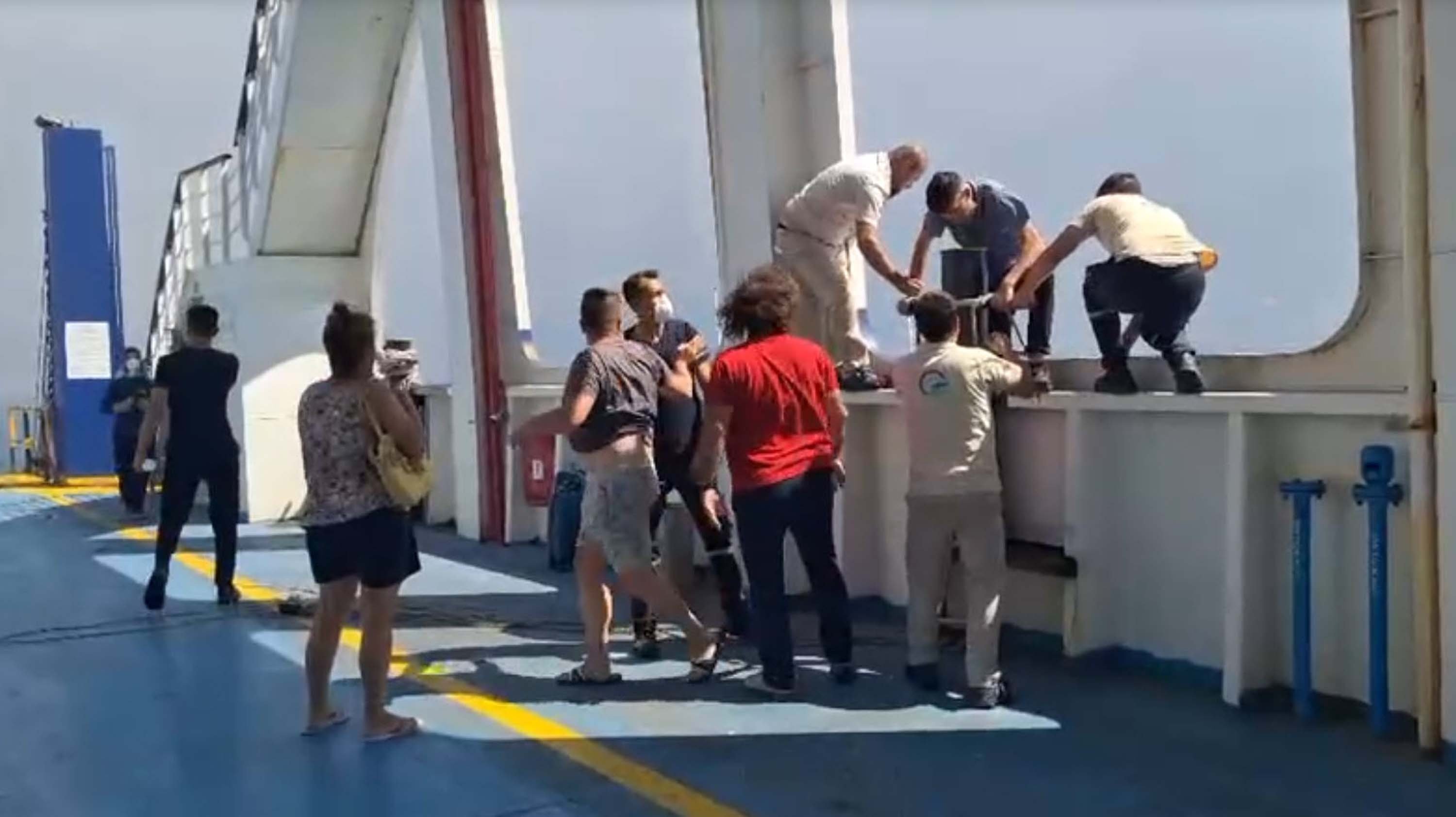 Çanakkale'de yangın büyüdü, boğaz, havalimanı ve kara yolu kapatıldı: Vatandaşlar deniz yoluyla tahliye ediliyor