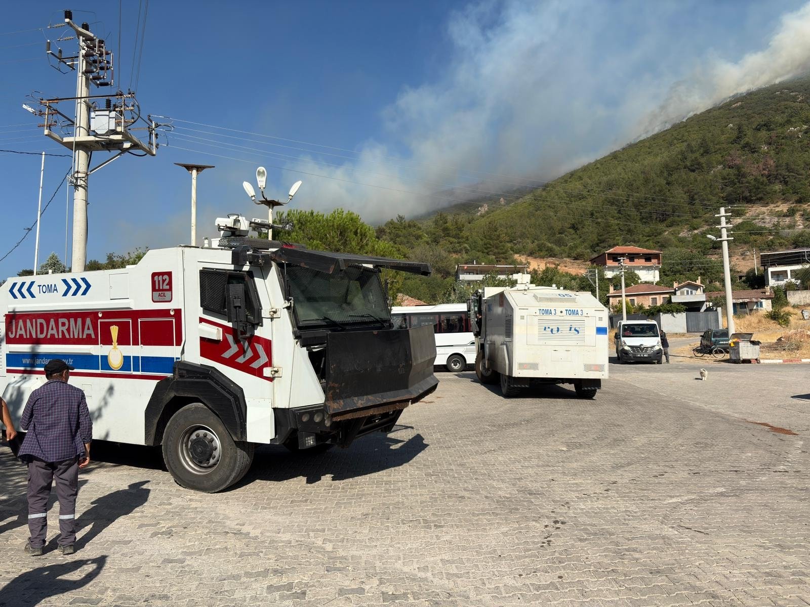 Çanakkale'de yangın büyüdü, boğaz, havalimanı ve kara yolu kapatıldı: Vatandaşlar deniz yoluyla tahliye ediliyor