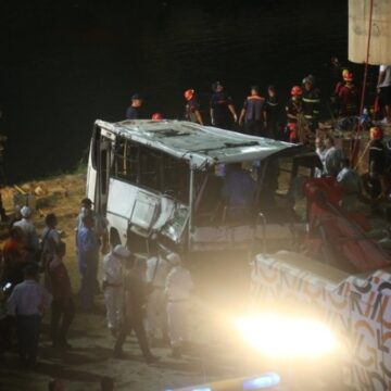 cezayirde-yolcu-otobusu-dereye-dustu-18-kisi-boguldu-wCxOSiT9.jpg Cezayir’de yolcu otobüsü dereye düştü: 18 kişi boğuldu