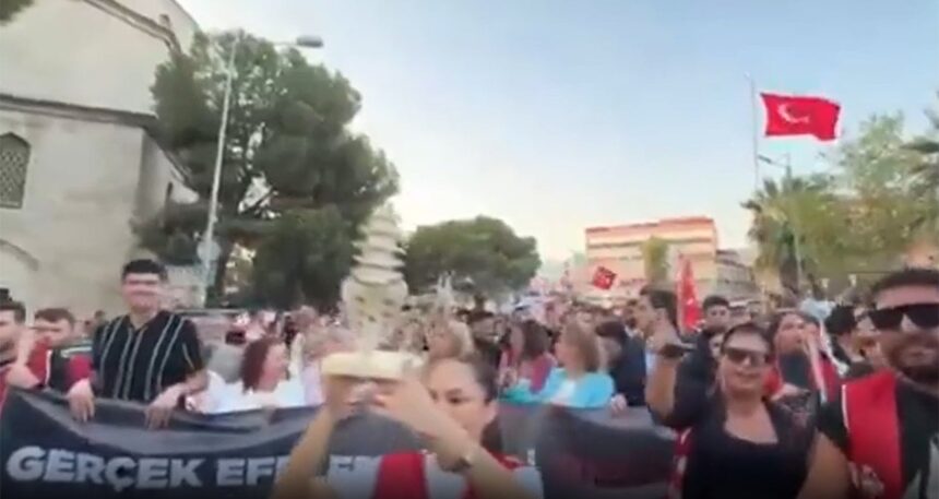 CHP’li gençler ‘omurga’ maketiyle yürüdü