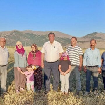 Çiftçiler dert yandı: Ayağıma sıfır ayakkabı almadım, oğlanın gönderdiğini giyiyorum