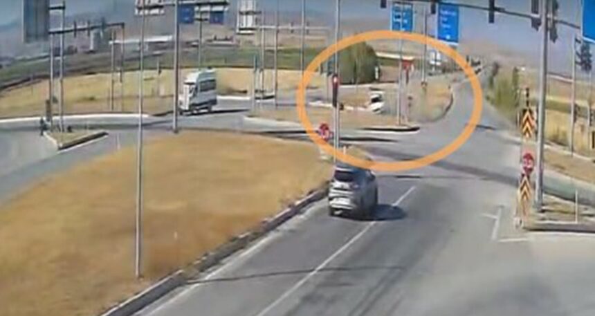 Çorum’da feci kaza kamerada: 10 yaralı
