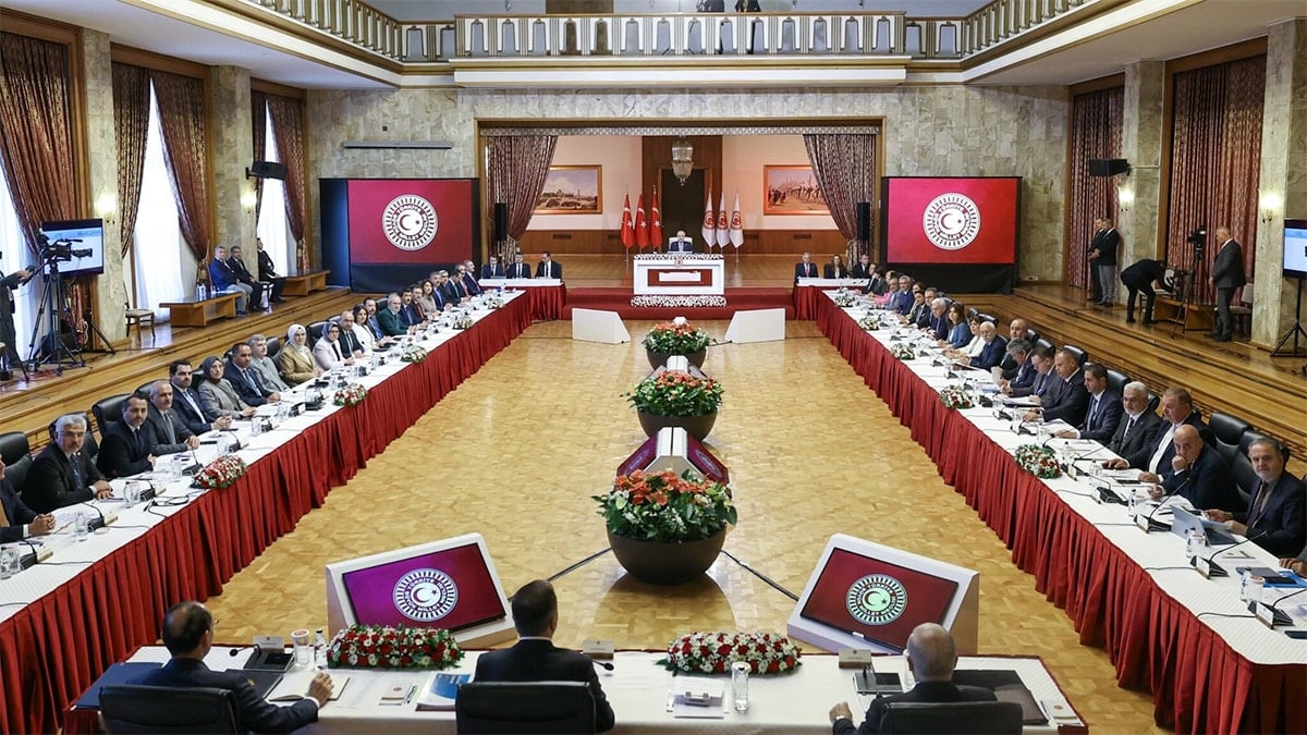 Çukurca gazisi takma gözünü eline alıp komisyon üyelerine seslendi