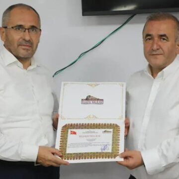 cumhurbaskani-gorevden-aldi-vali-basari-belgesi-verdi-rkRjPKGK.jpg Cumhurbaşkanı görevden aldı, vali ‘başarı belgesi’ verdi