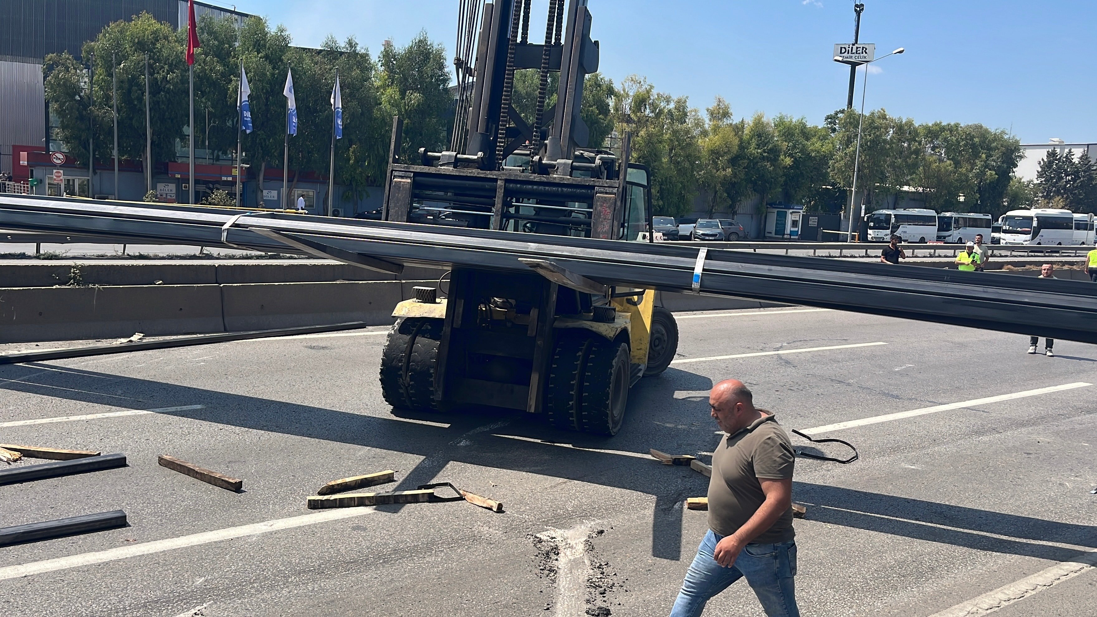 D-100'de kaza: İstanbul istikameti ulaşıma kapandı