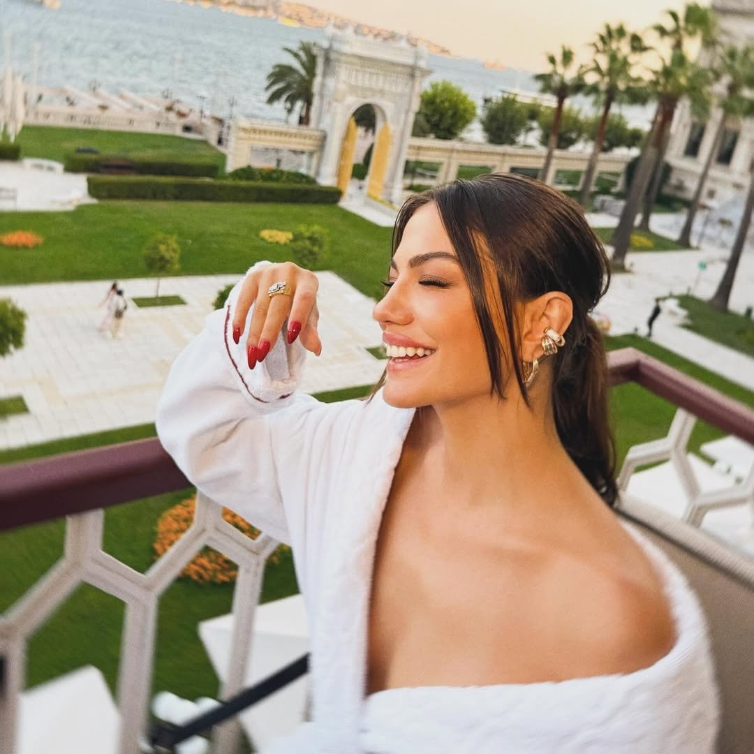 Demet Özdemir sosyal medya paylaşımlarıyla takipçilerini mest etti