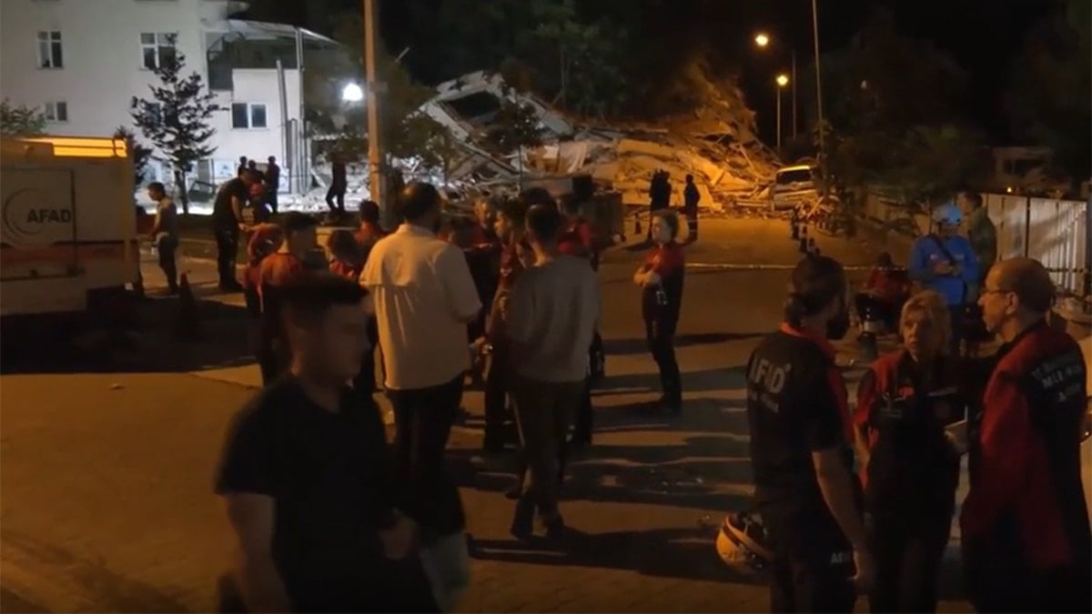 Deprem 10 ili etkiledi, halk geceyi sokakta geçirdi