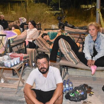 Deprem 10 ili etkiledi, halk geceyi sokakta geçirdi