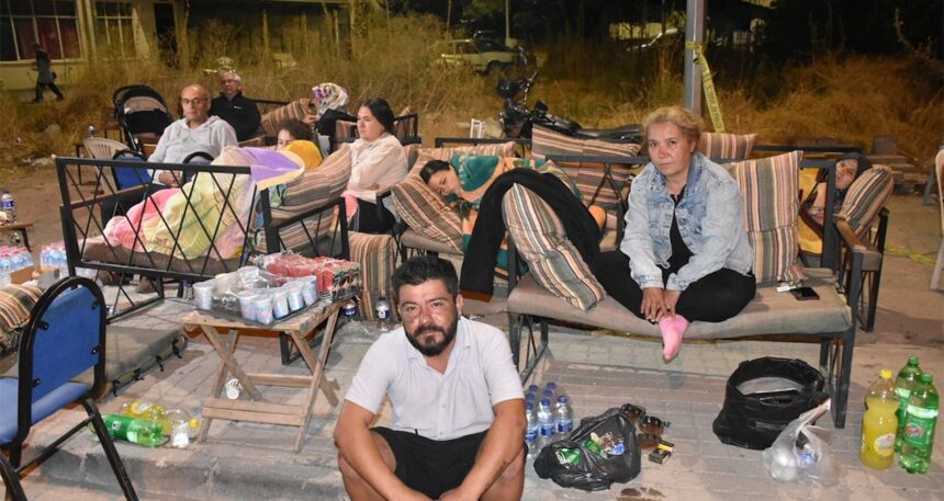 Deprem 10 ili etkiledi, halk geceyi sokakta geçirdi