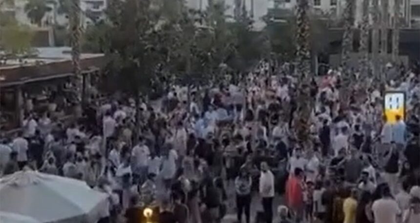 Deprem sonrası İzmir’deki AVM’de panik anları kameraya yansıdı