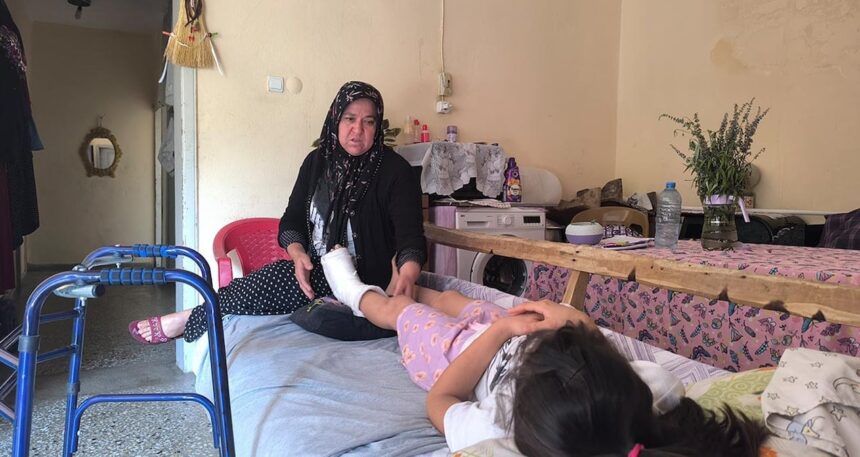 Depremde tavan çökünce kızı yaralandı, taşınmak istiyor ama gücü yetmiyor: “Kızım korkuyla uyanıyor”