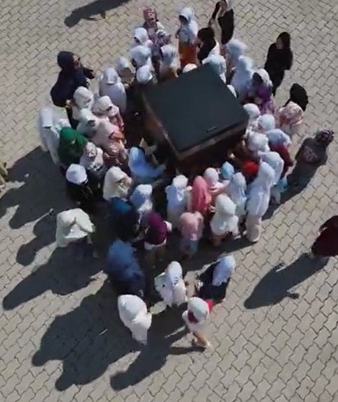 Devlet okullarında küçük çocuklara AKP propagandalı abdest köşesi, şeytan taşlama…