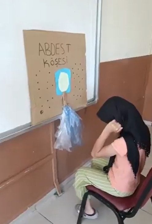 Devlet okullarında küçük çocuklara AKP propagandalı abdest köşesi, şeytan taşlama…