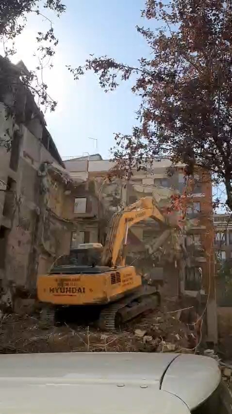 Devrilen binayı iş makinesiyle tutmaya çalıştılar