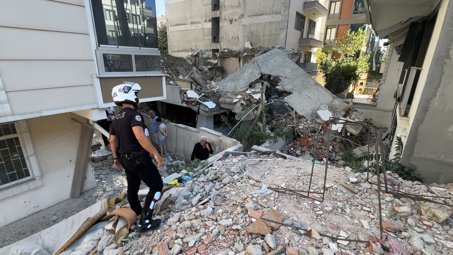 Devrilen binayı iş makinesiyle tutmaya çalıştılar